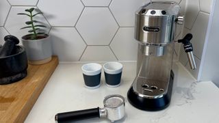 廚房檯面上的Delonghi Dedica風格EC685及其配件