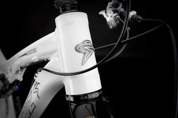 The Santa Cruz Nickel's head tube is tapered.