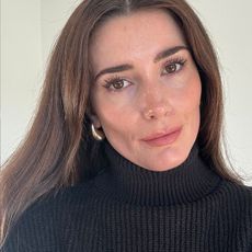 A photo of @eleanorvousden with long curled lashes