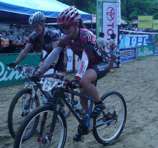 Angela Parra finishes just ahead of Louise Kobin on stage 4.