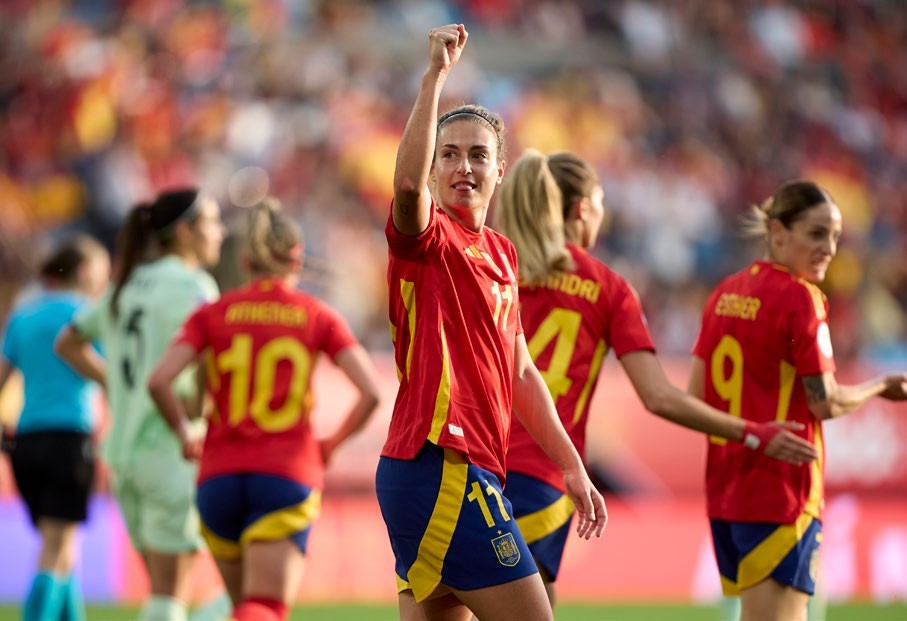 Alexia Putellas with her hand in the air
