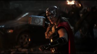 Jane Foster med Mjolnir som The Mighty Thor i Thor: Love and Thunder