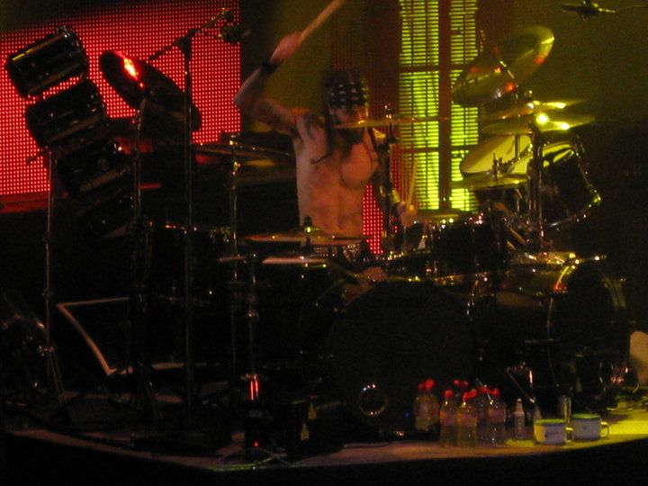 Tommy rockin his solo chops. And drinking plenty of water by the looks of it...