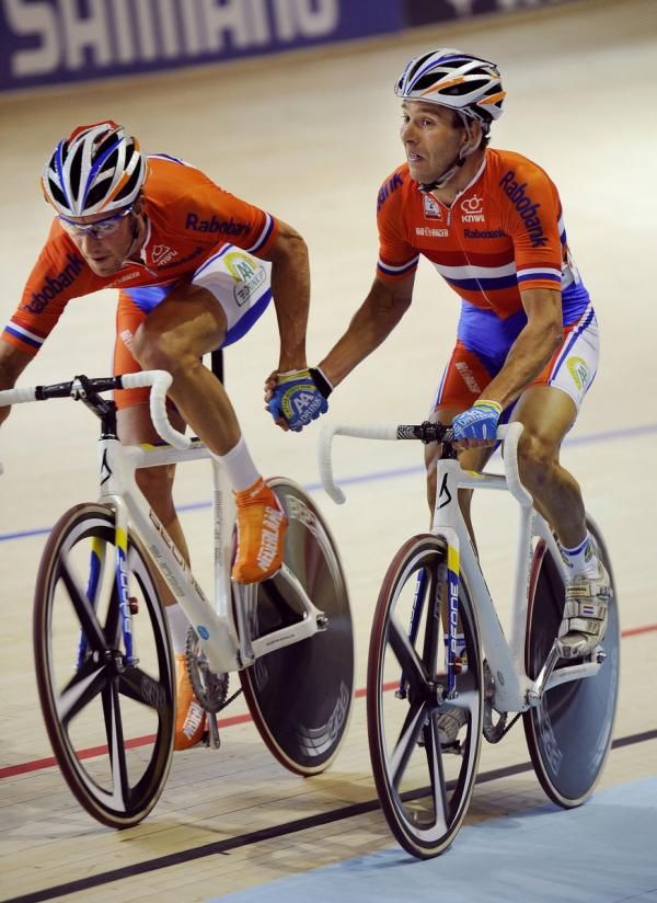 Peter Schep and Danny Stam during the men's madison race.
