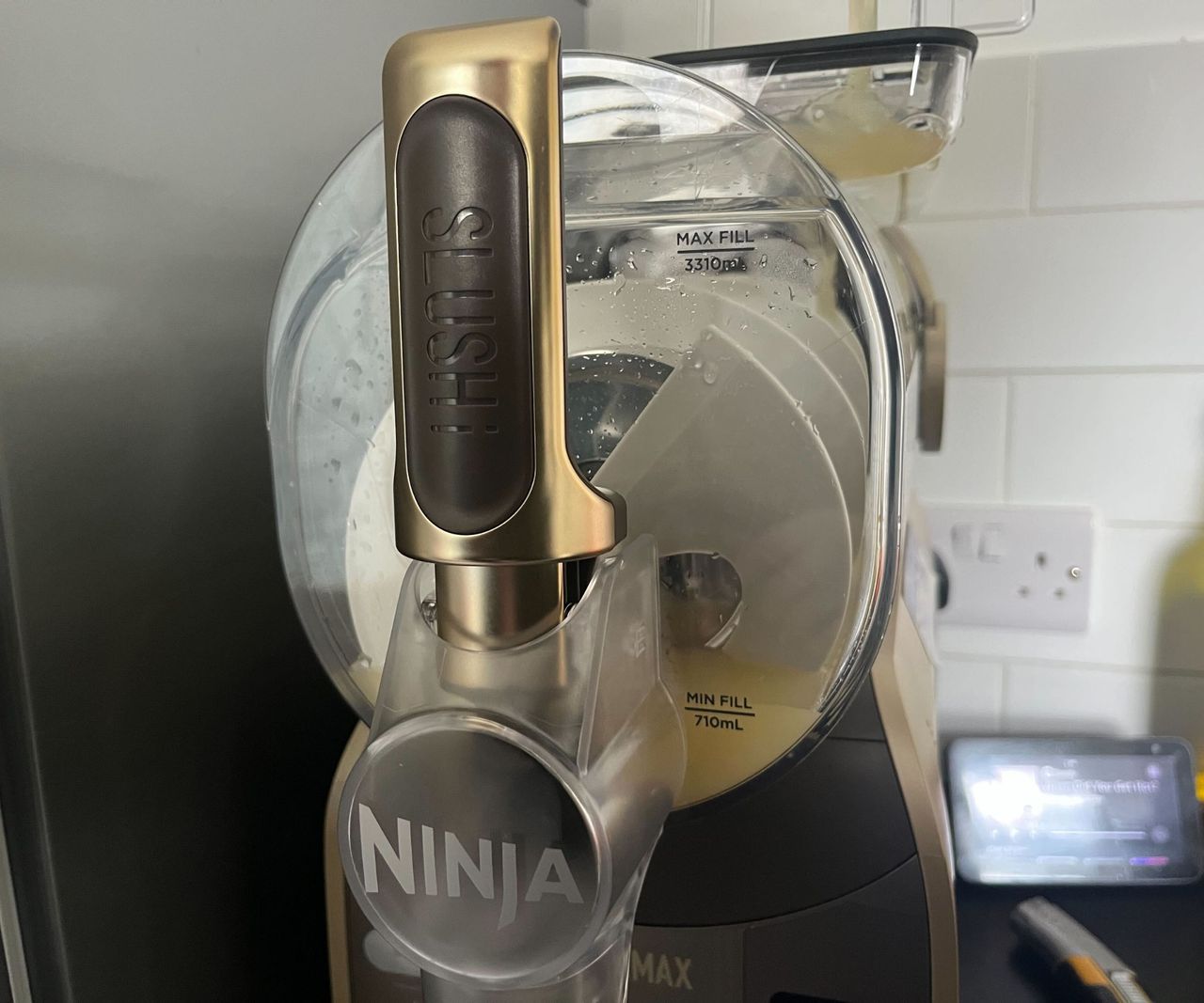 Juice filling up the Ninja SLUSHi max.