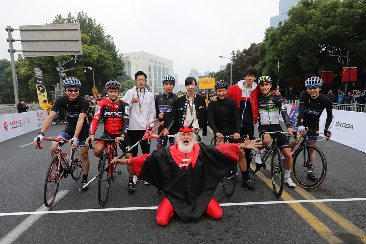 Didi the Devil with some riders