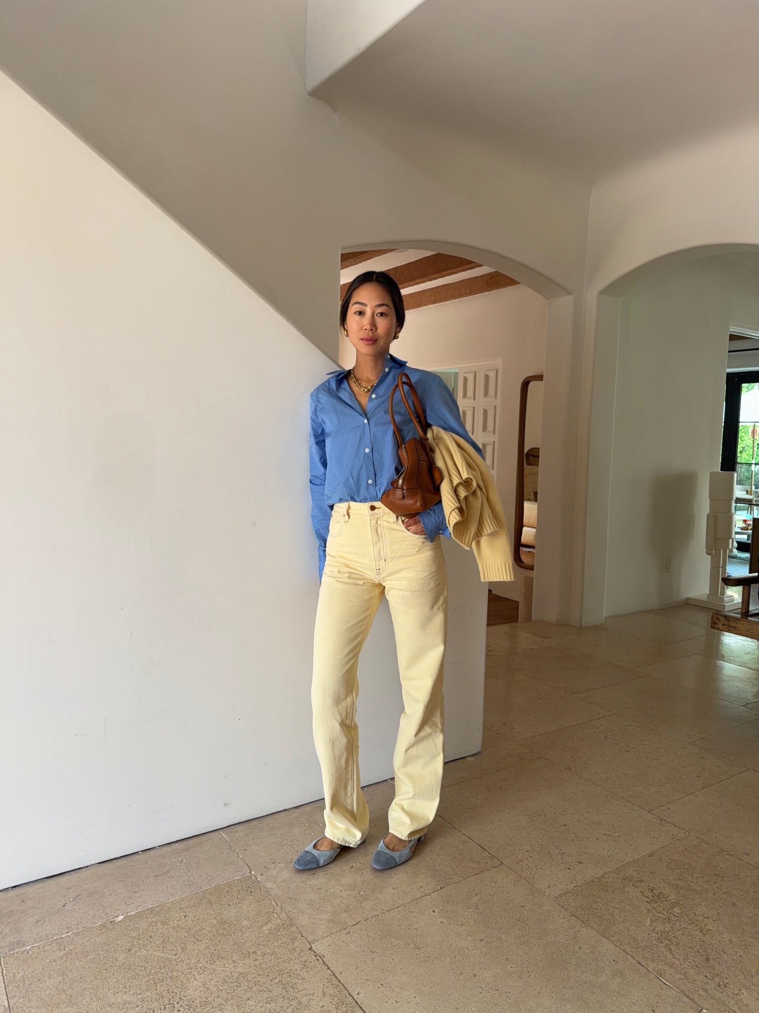 A woman wearing non-black ballet flats outfit summer 2026.