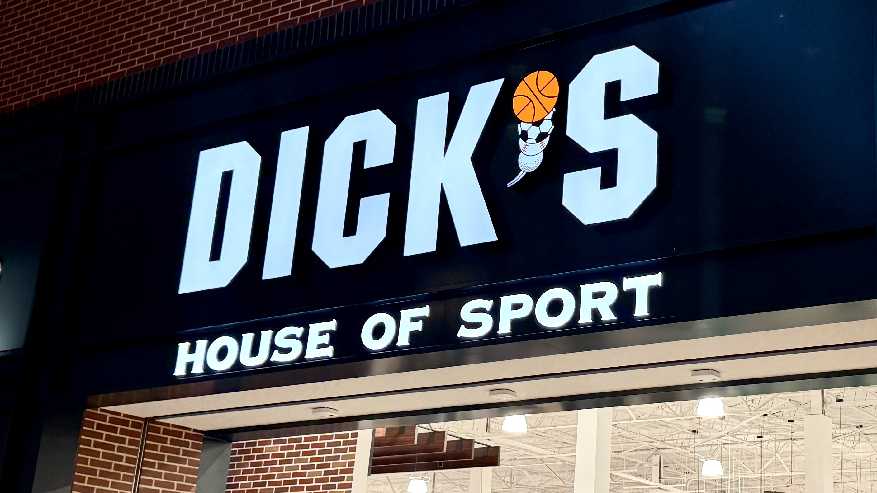 Dick&#039;s House of Sport store entrance