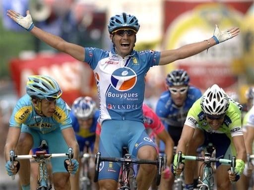 Xavier Florencio (Bouygues Telecom) beats Stefano Garzelli (R) and Andrey Kashechkin (L) to win the Clasica San Sebastian