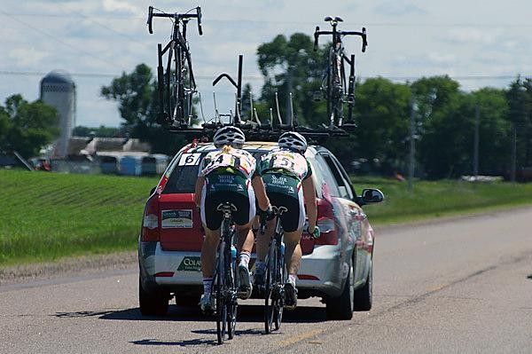 Kelly Benjamin (Colavita Sutter Home p/b Cooking Light) helps teammate Andrea Dvorak chase back on after a mechanical.