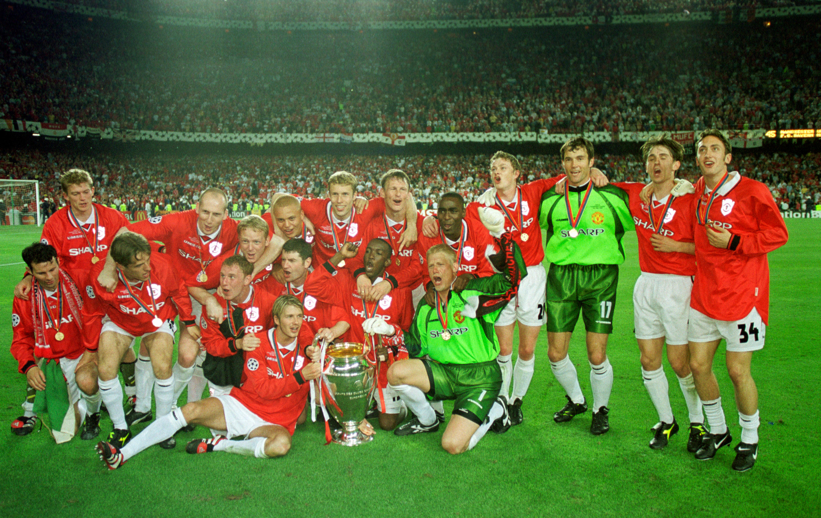 Manchester United celebrate with the Champions League trophy, 1999