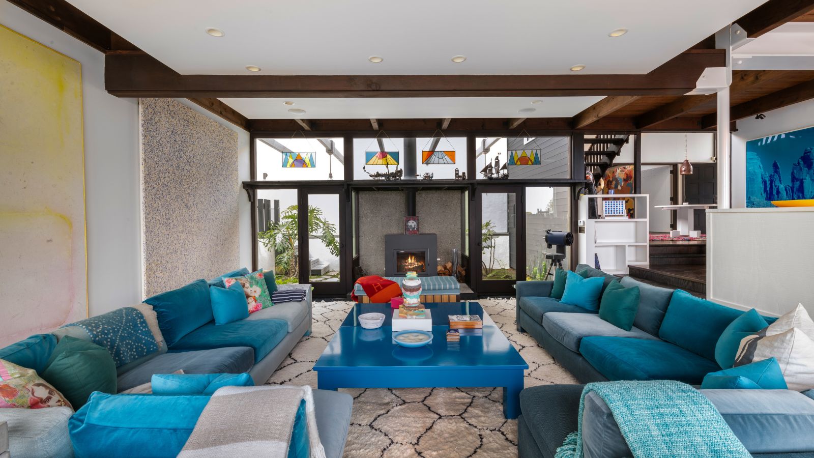 Orlando Bloom blue living room