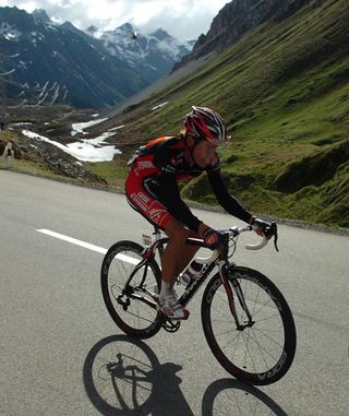 Rigoberto Uran (Caisse d'Epargne) pushes the pace in the mountains.