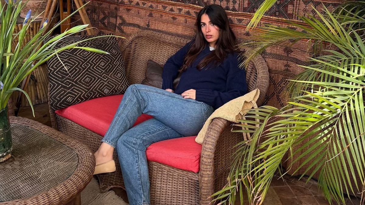 I've Studied French Style—This Is the Timeless Jeans-and-Flat-Shoe Pairing Parisians Wear Most