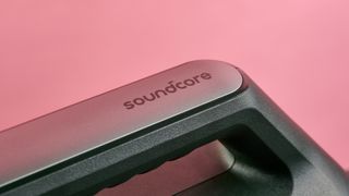 "Soundcore" står skrivet på handtaget på Soundcore Boom 2