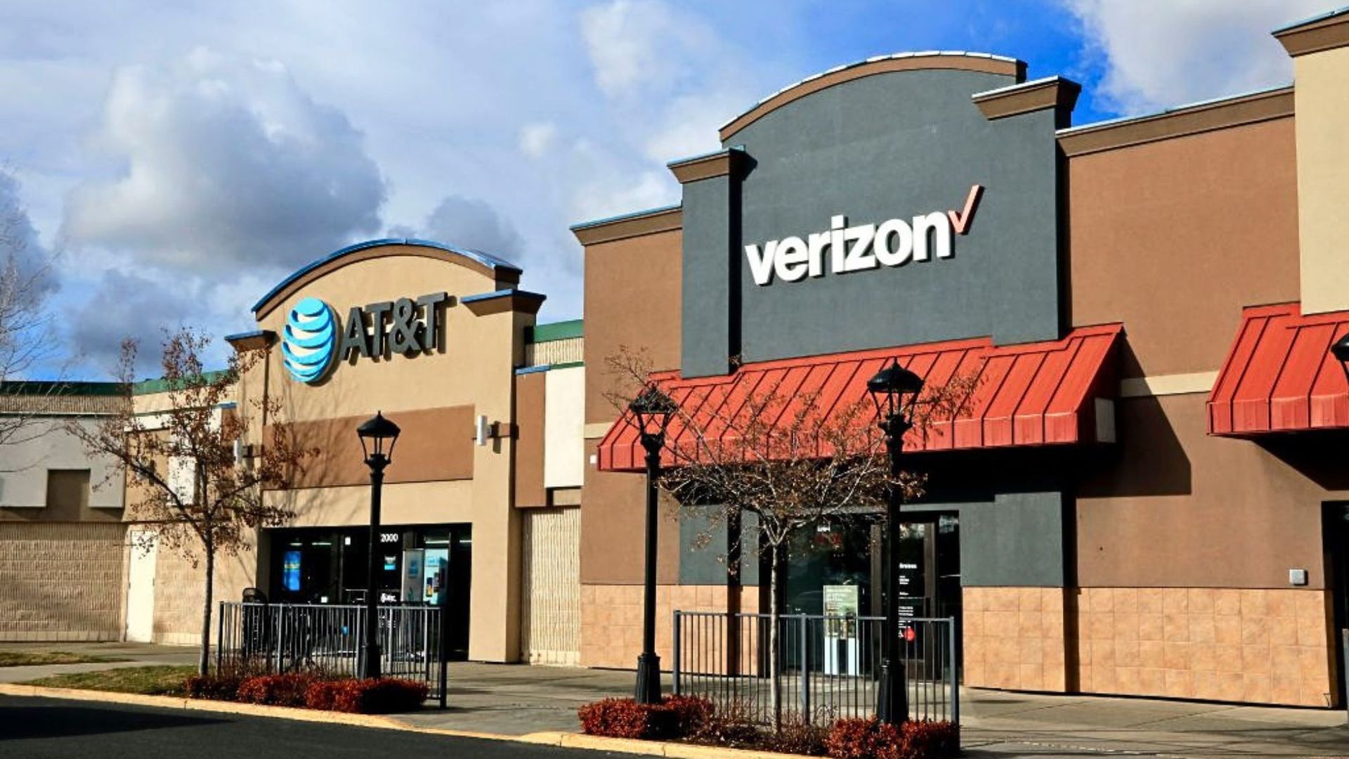 Side by side ATT and Verizon store fronts and entrances at a mall in northern Idaho.