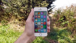 Here's how much it costs to make one iPhone SE