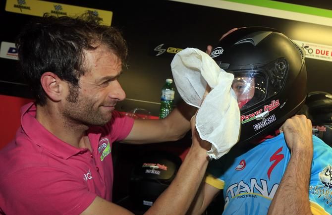 Michele Scarponi helps Vincenzo Nibali clean up
