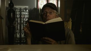 Stephen King reading book in IT Chapter Two