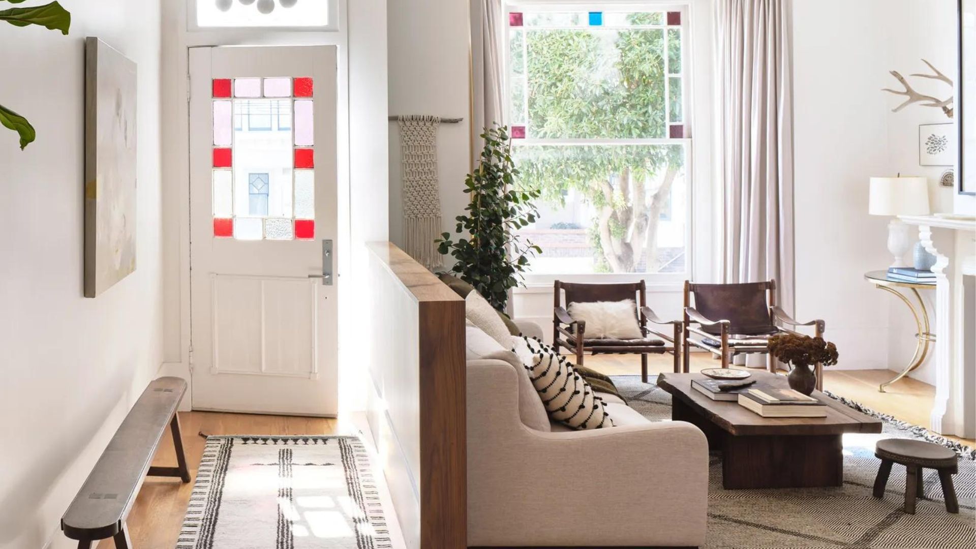 neutral living room with half wall at entryway