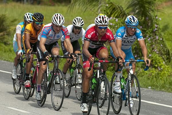 A group of seven riders opened up a break on the peloton in the early kilometres of stage six.