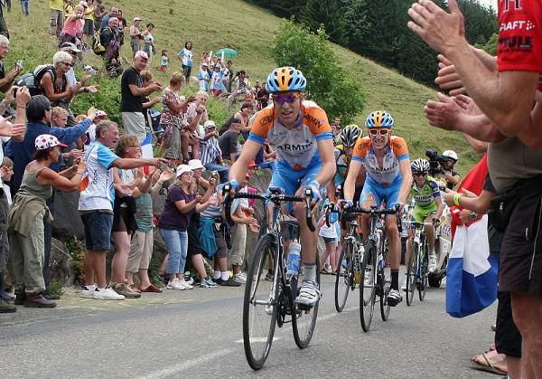 Christian Vande Velde paces Garmin-Slipstream teammate Bradley Wiggins up the Col de la Colombi&egrave;re.