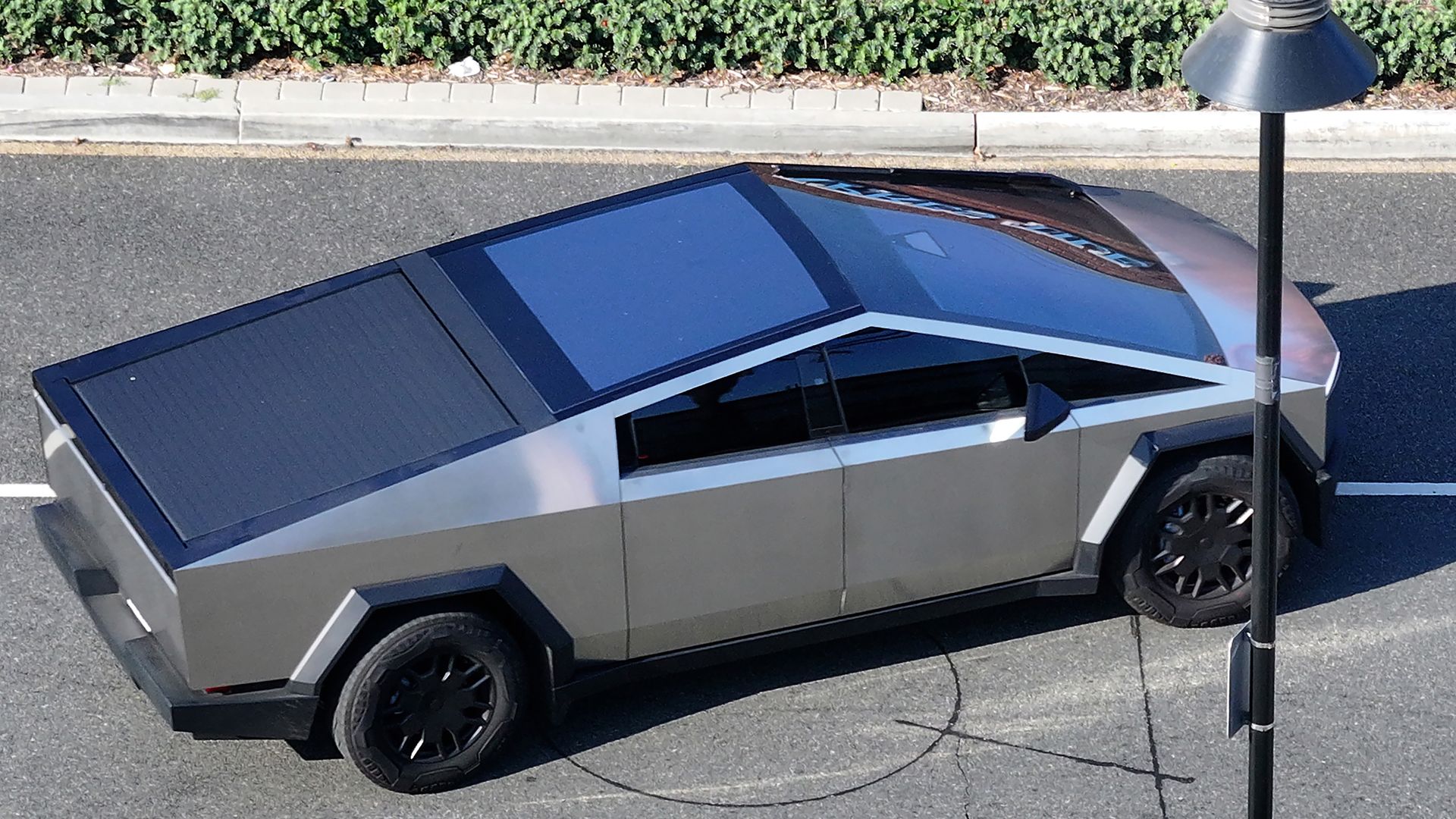 27,185 Tesla Cybertrucks brought to their knees by the backup camera