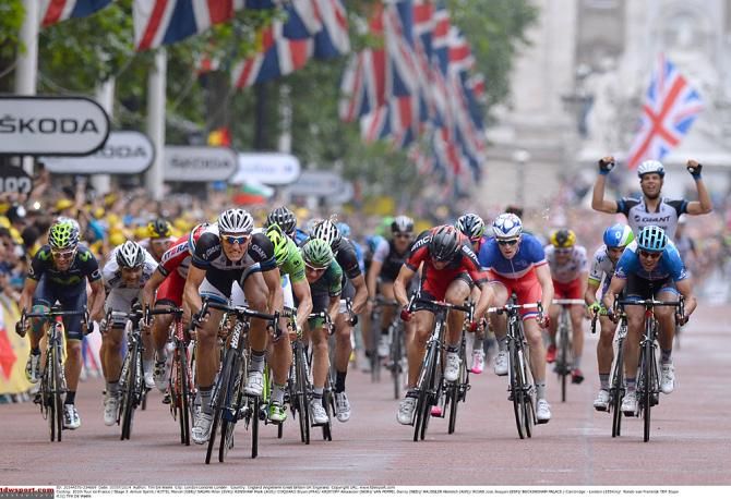 The bunch gallops to the stage 3 finish line in London