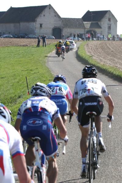 The first chase group with Evans, Kolobnev, Cunego and Schleck chase after Ivanov.
