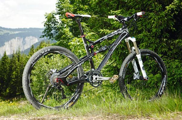 Big travel and low weight make for a high speed trail weapon