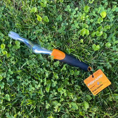 Fiskars ergo weeder tool