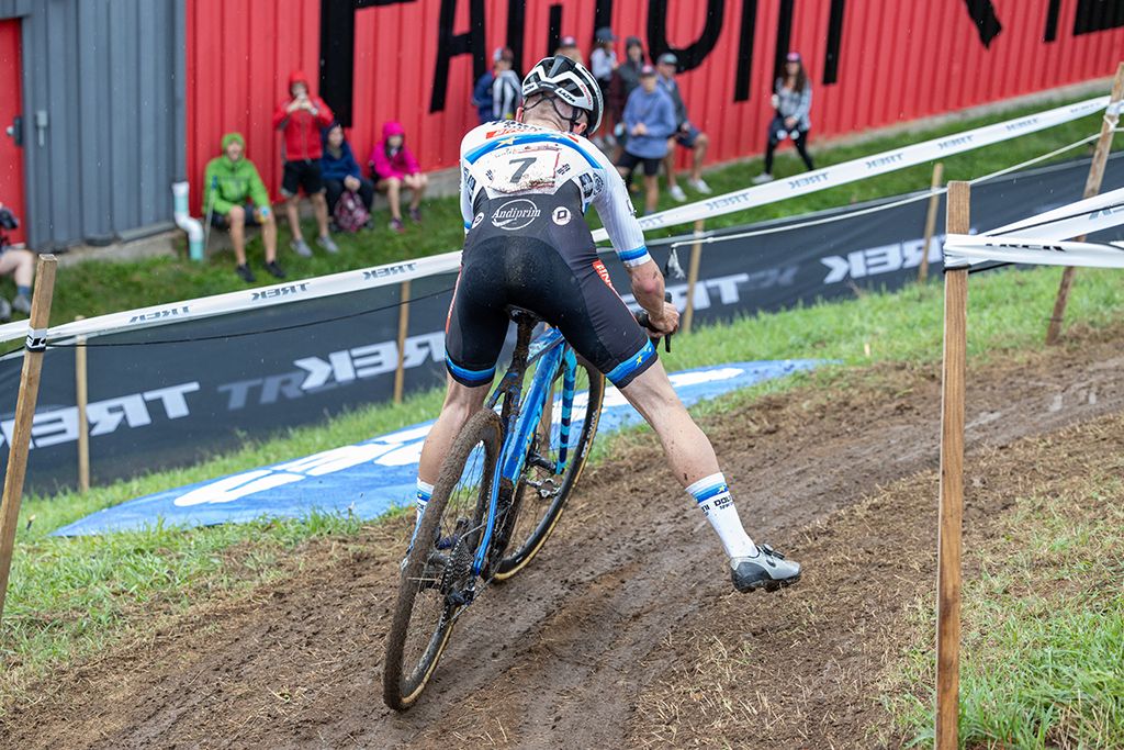 Eli Iserbyt alone in the lead at 4 laps to go at the Waterloo UCI Cyclo-cross World Cup men's elite race 2021