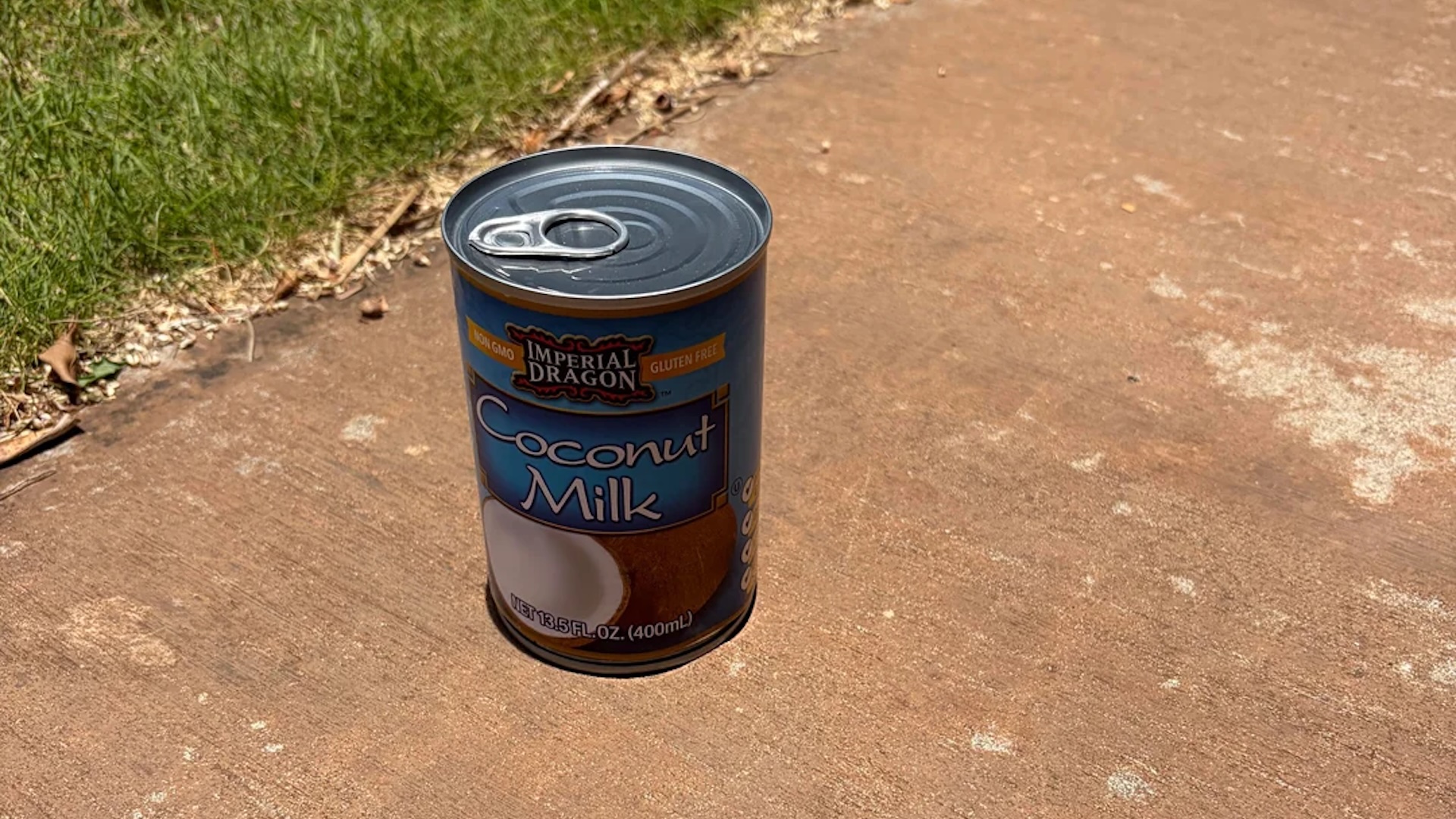 Photo of a coconut milk can on a road with no shadow