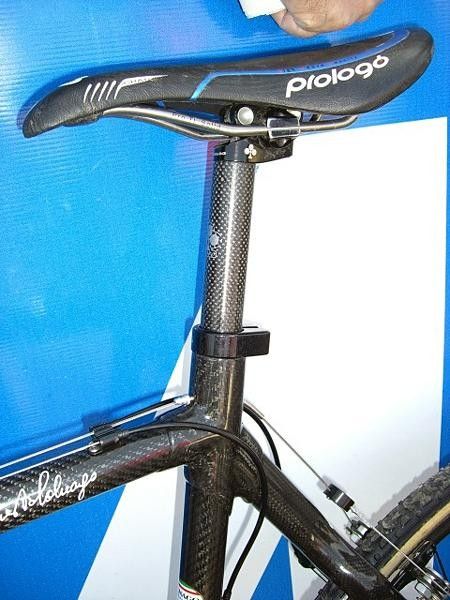 DeKnecht's bike is also equipped with the elongated seat lug along with the same improvised rear brake cable routing. The accompanying carbon seatpost must be slotted through at least some of its length at the bottom.
