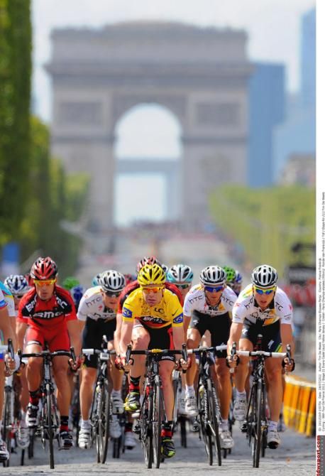 Cadel Evans in yellow on the Champs-&Eacute;lys&eacute;es