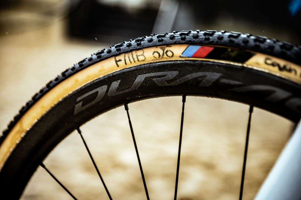 Ceylin del Carmen Alvarado's Canyon Inflite CF SLX cyclo cross bike