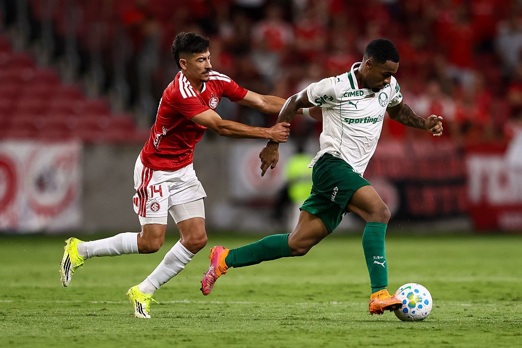 Alan Rodriguez of Internacional and Allan Elias of Palmeiras compete for the ball during the match between Internacional and Palmeiras as part of Brasileirao 2026 at Beira-Rio Stadium on February 12, 2026 in Porto Alegre, Brazil.