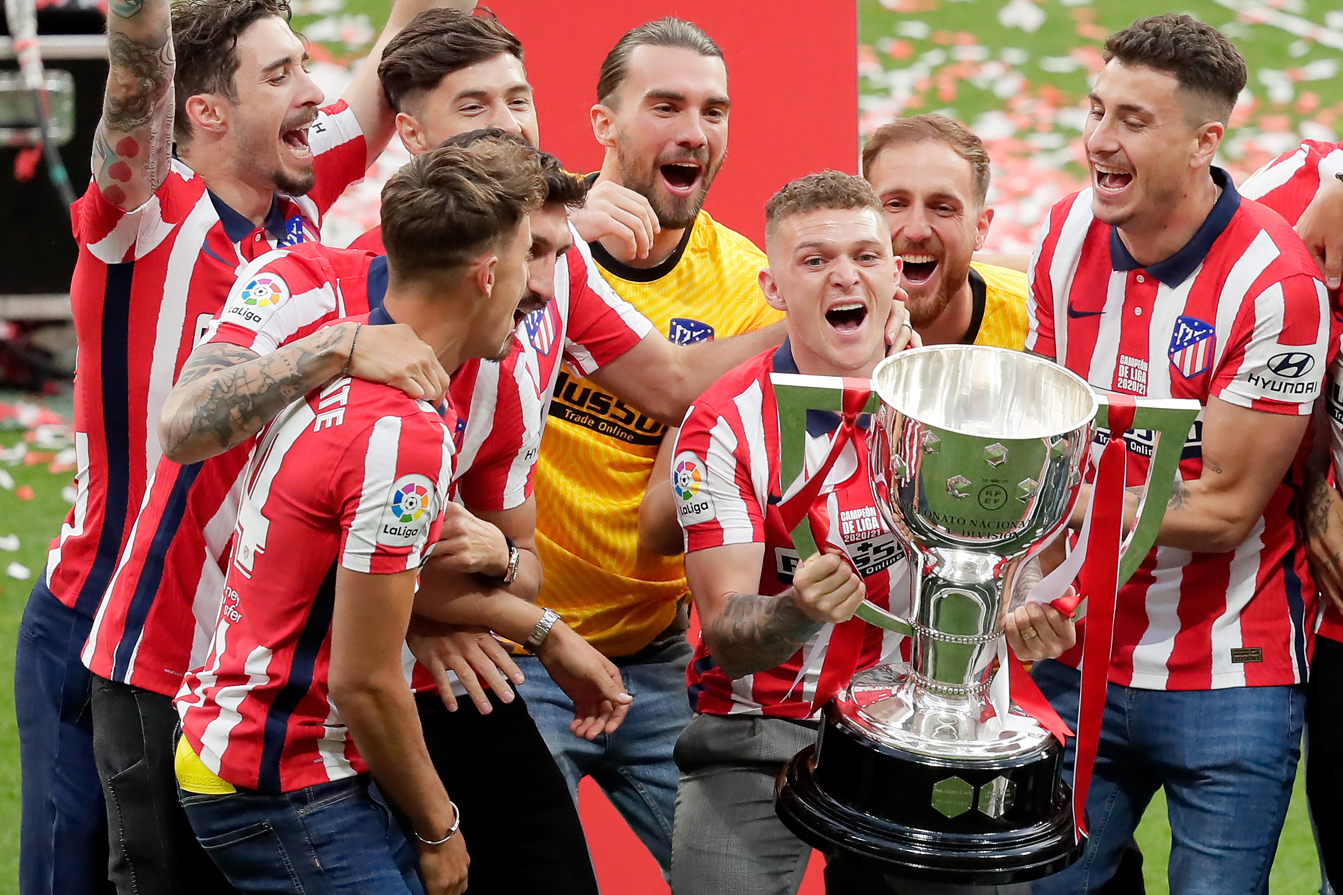 Kieran Trippier holds the trophy during Atletico Madrid's La Liga celebrations in May 2021.