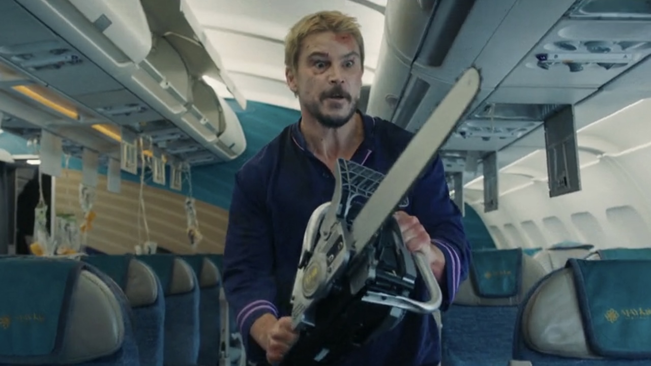 『ファイト・オア・フライト』でチェーンソーを握るジョシュ・ハートネット