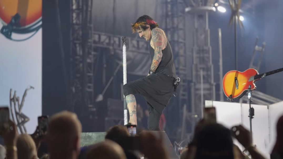 Tommy Lee onstage fumbling with his pants