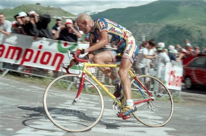Pantani on the way to victory at L'Alpe d'Huez in the 1997 Tour de France