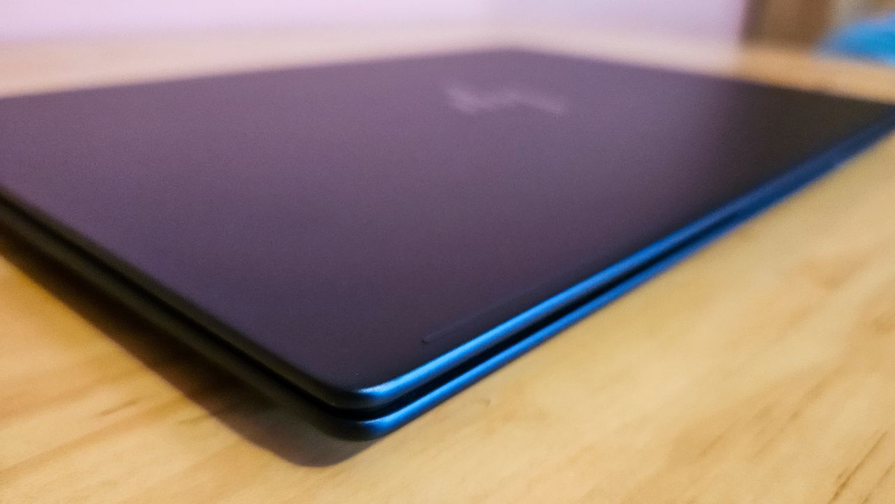 HP Elitebook ultra - closed, side view