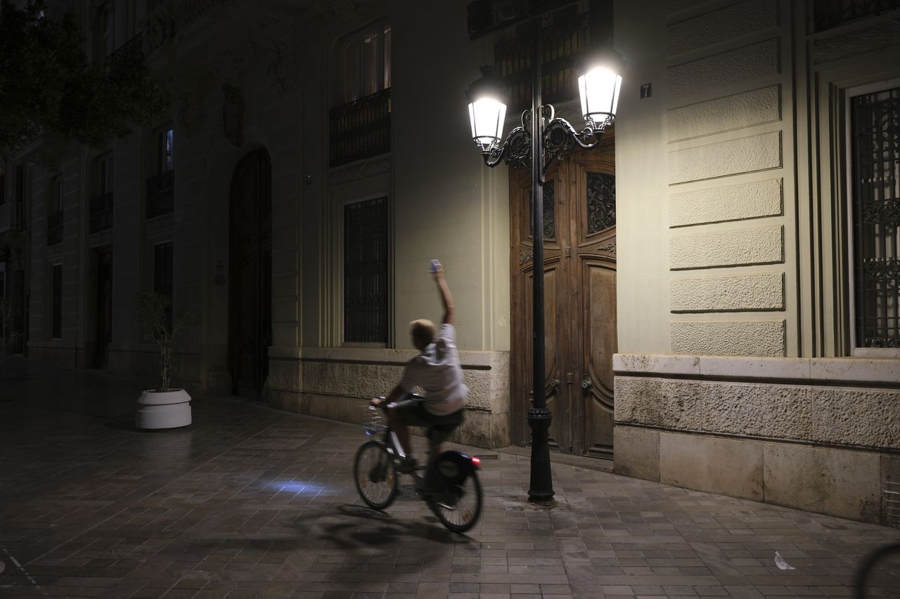 Street photography in Valencia, Spain, taken with the Fujifilm X-E5 mirrorless camera and XF 23mm f/2.8 lens