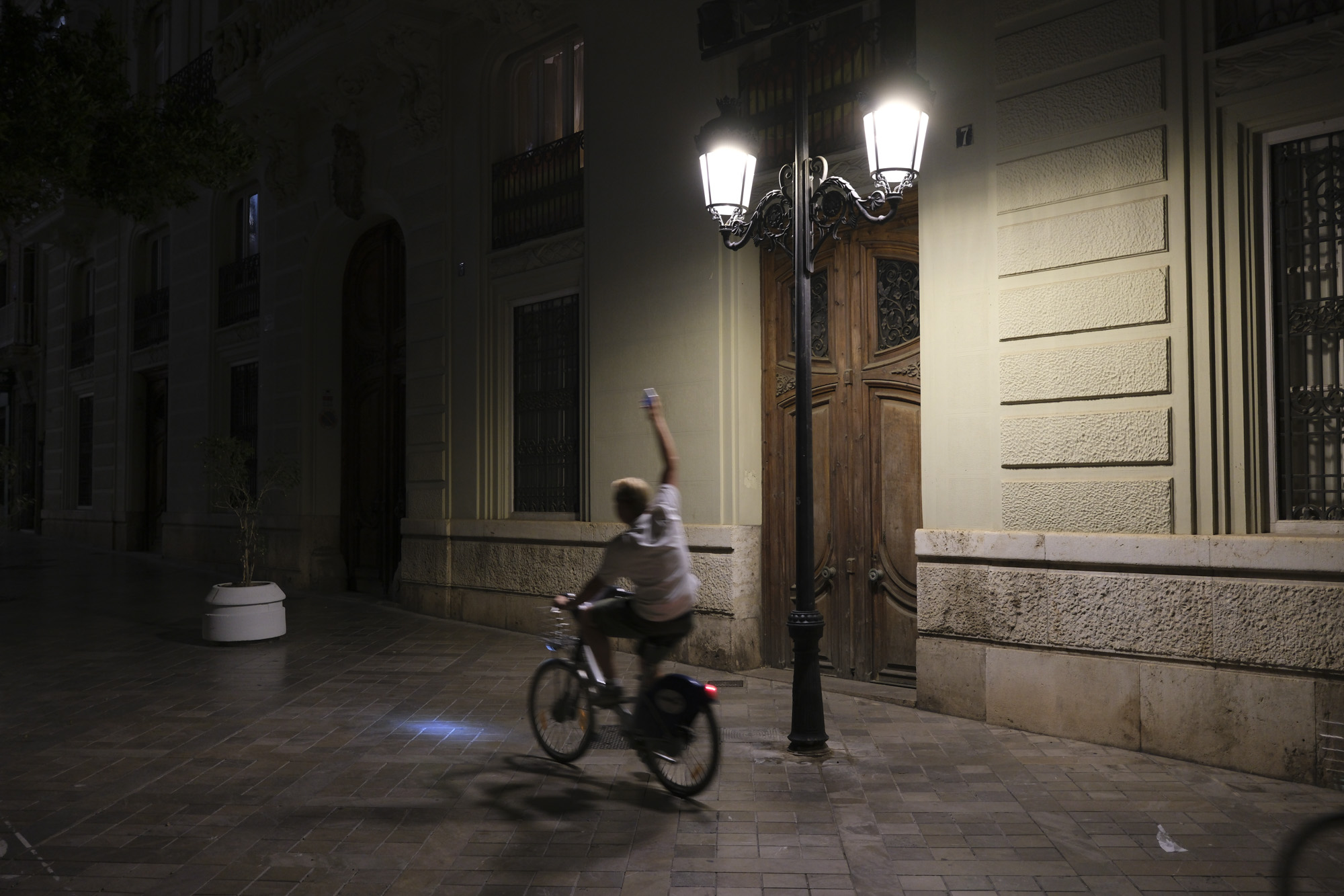 Street photography in Valencia, Spain, taken with the Fujifilm X-E5 mirrorless camera and XF 23mm f/2.8 lens