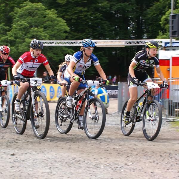 The start of the women's race. Kajsa Snihs heads the field followed by Ann Berglund and Emmy Thelberg
