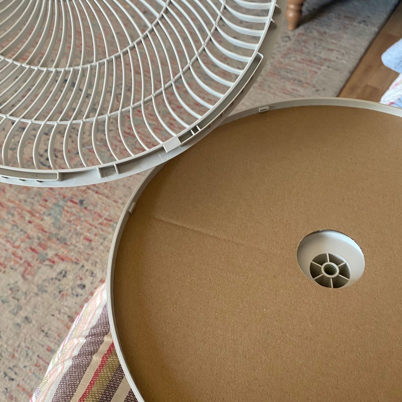 Assembling the Duux Whisper Flex 2, removing cardboard from around the blades in the fan head