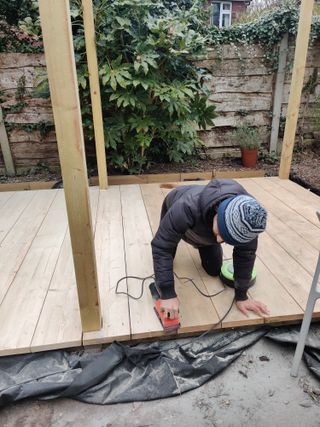 laying scaffolding decking