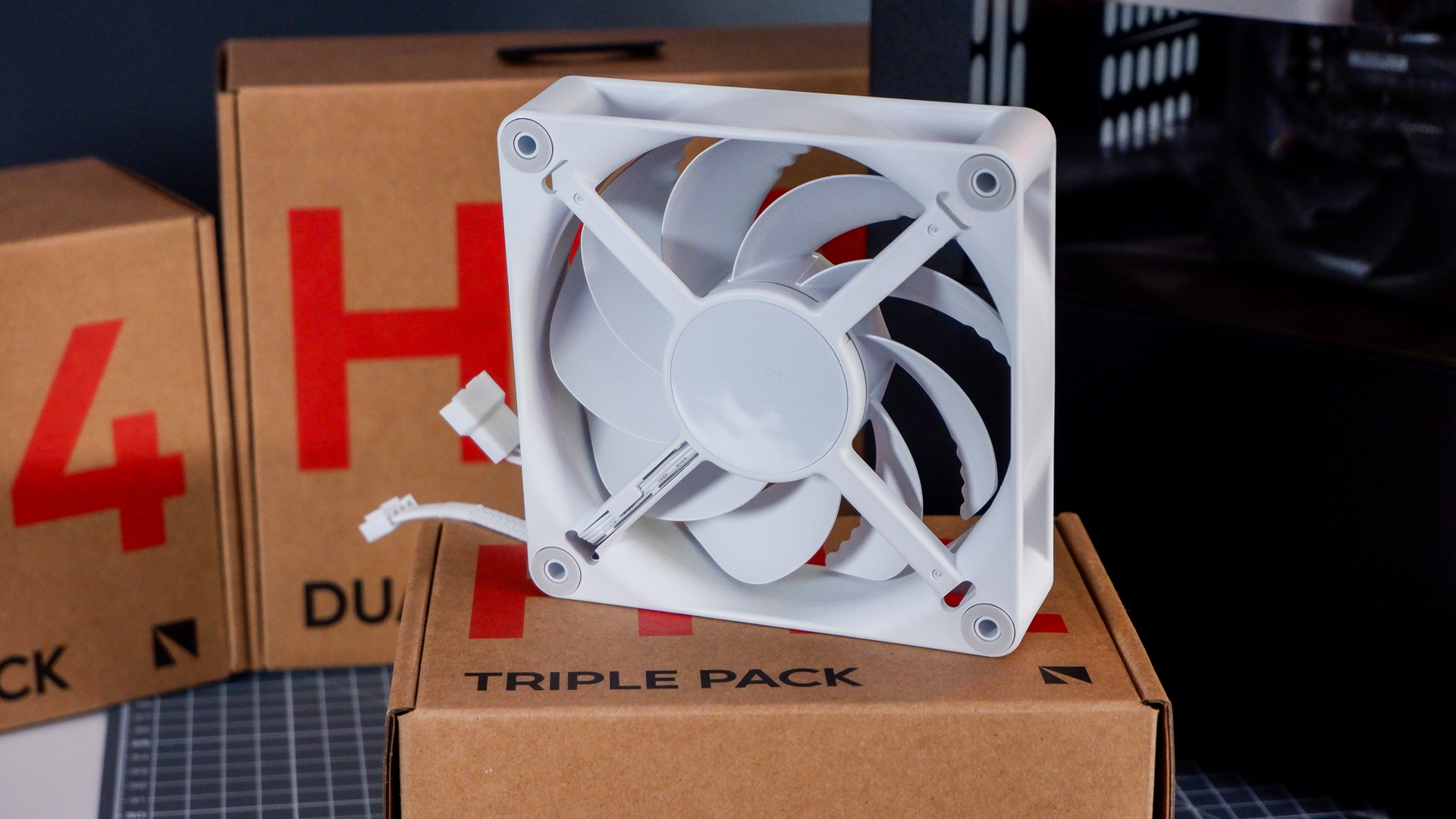 The Havn BF 360 PC case in both black and white with panels removed.