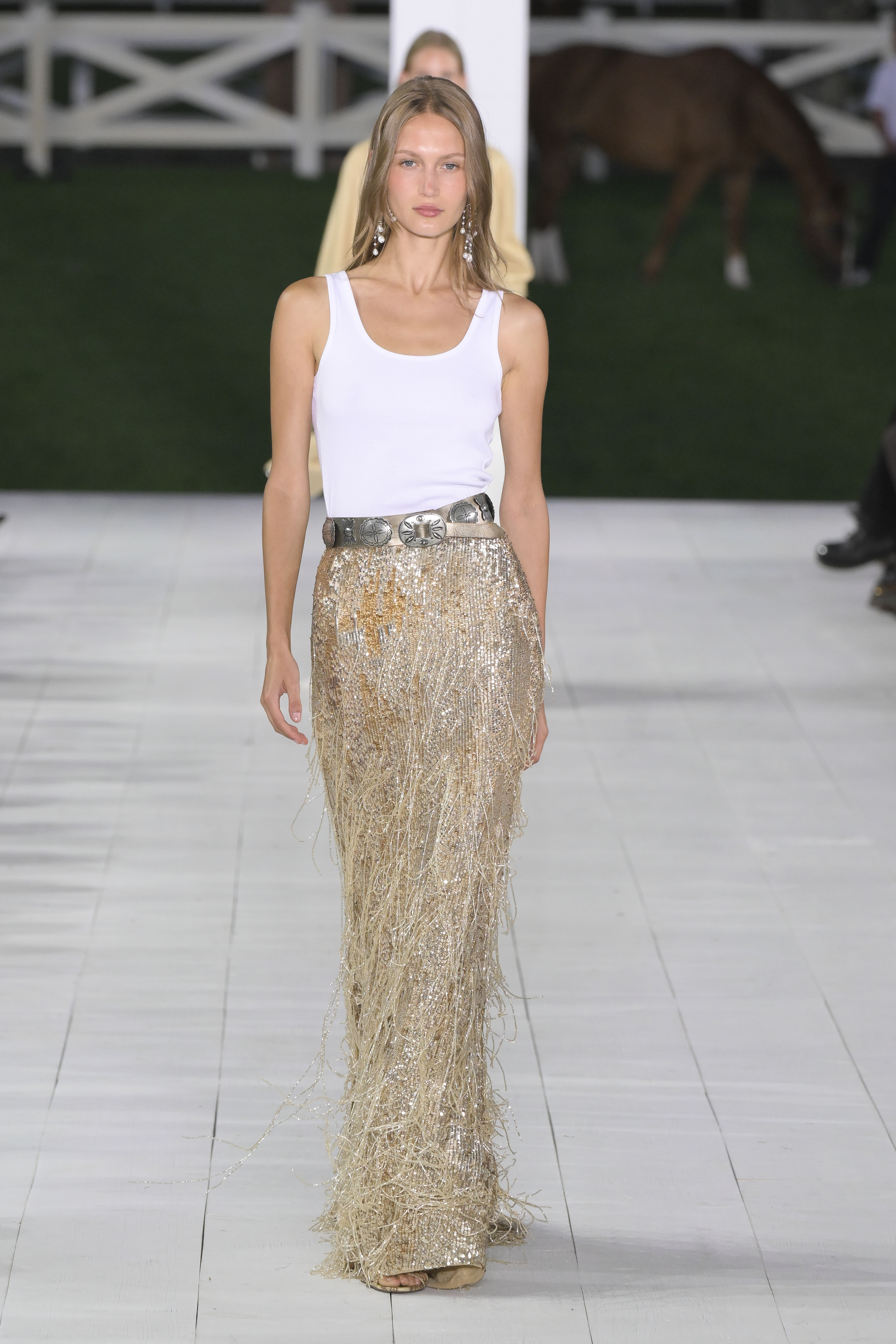 Modelka na wybiegu podczas pokazu kolekcji Ralph Lauren RTW Wiosna 2025 w ramach New York Ready to Wear Fashion Week, 5 września 2024 r. w East Hampton w stanie Nowy Jork.