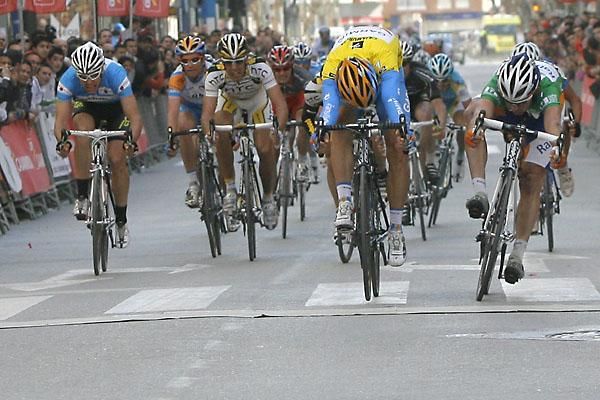 Race leader Robbie Hunter (Garmin - Transitions) outsprints Graeme Brown (Rabobank) to win his second straight stage.